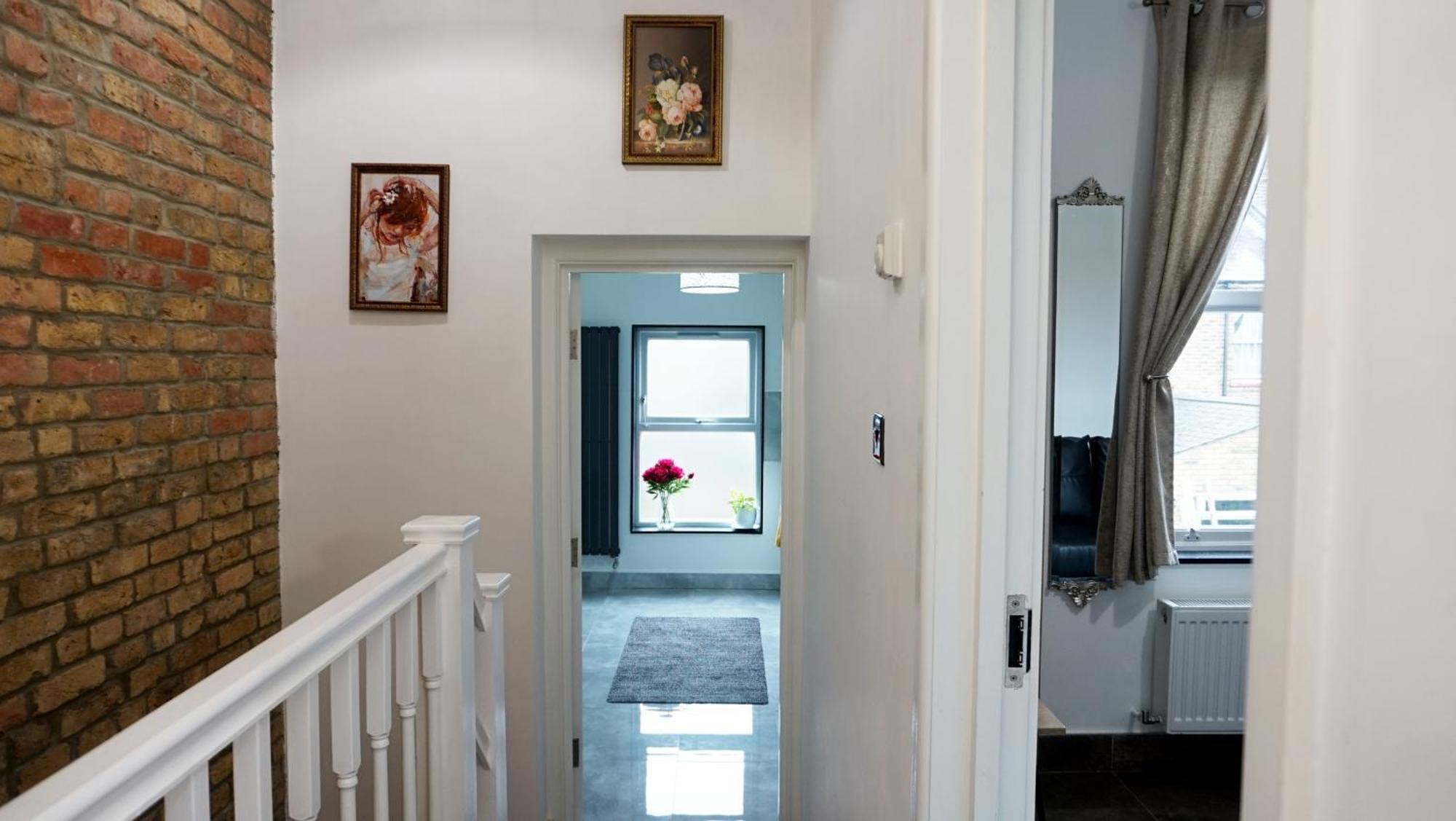 Beautiful London Home Sleeps 6, 2 Minutes To Metro エクステリア 写真