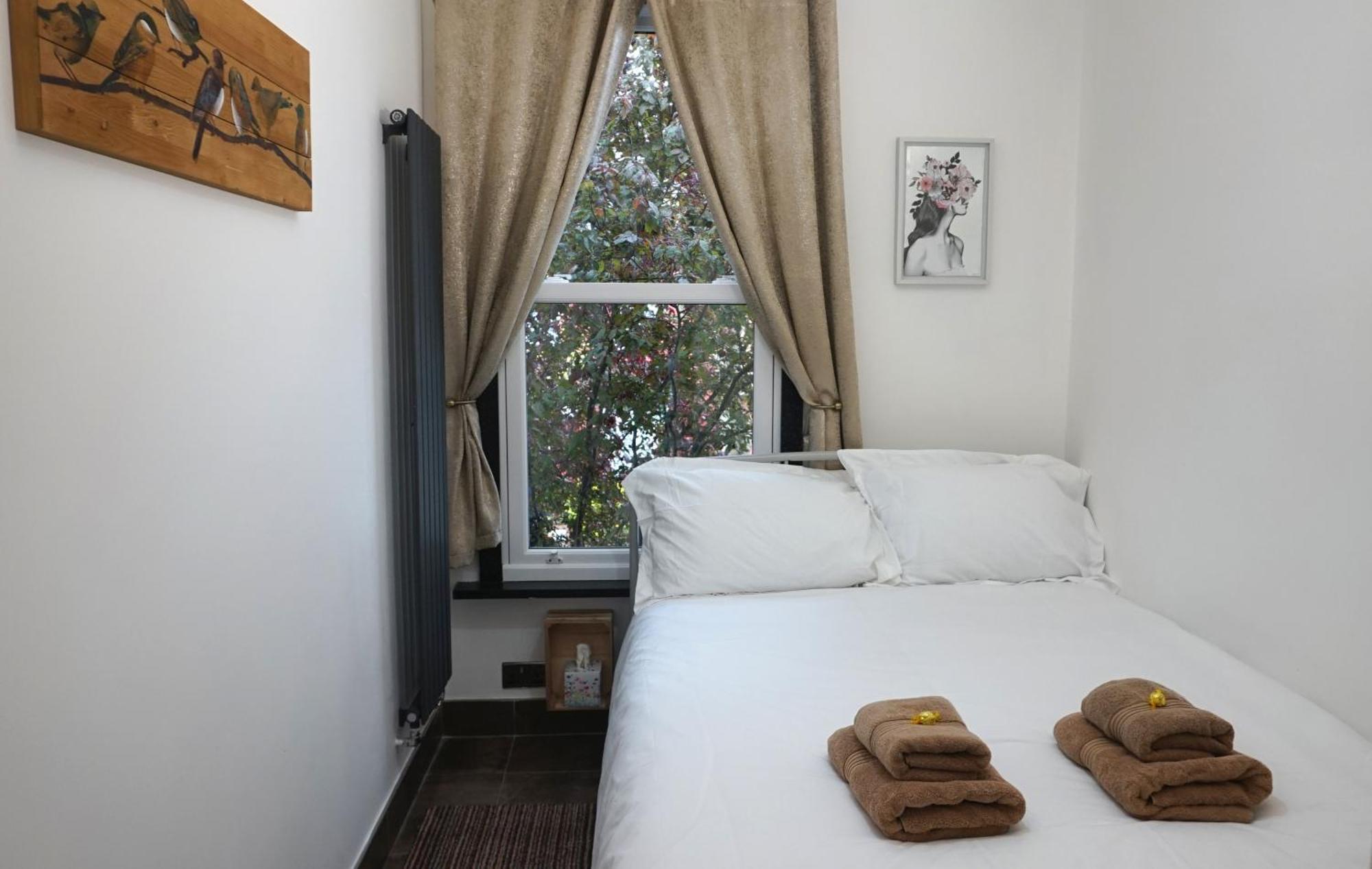 Beautiful London Home Sleeps 6, 2 Minutes To Metro エクステリア 写真