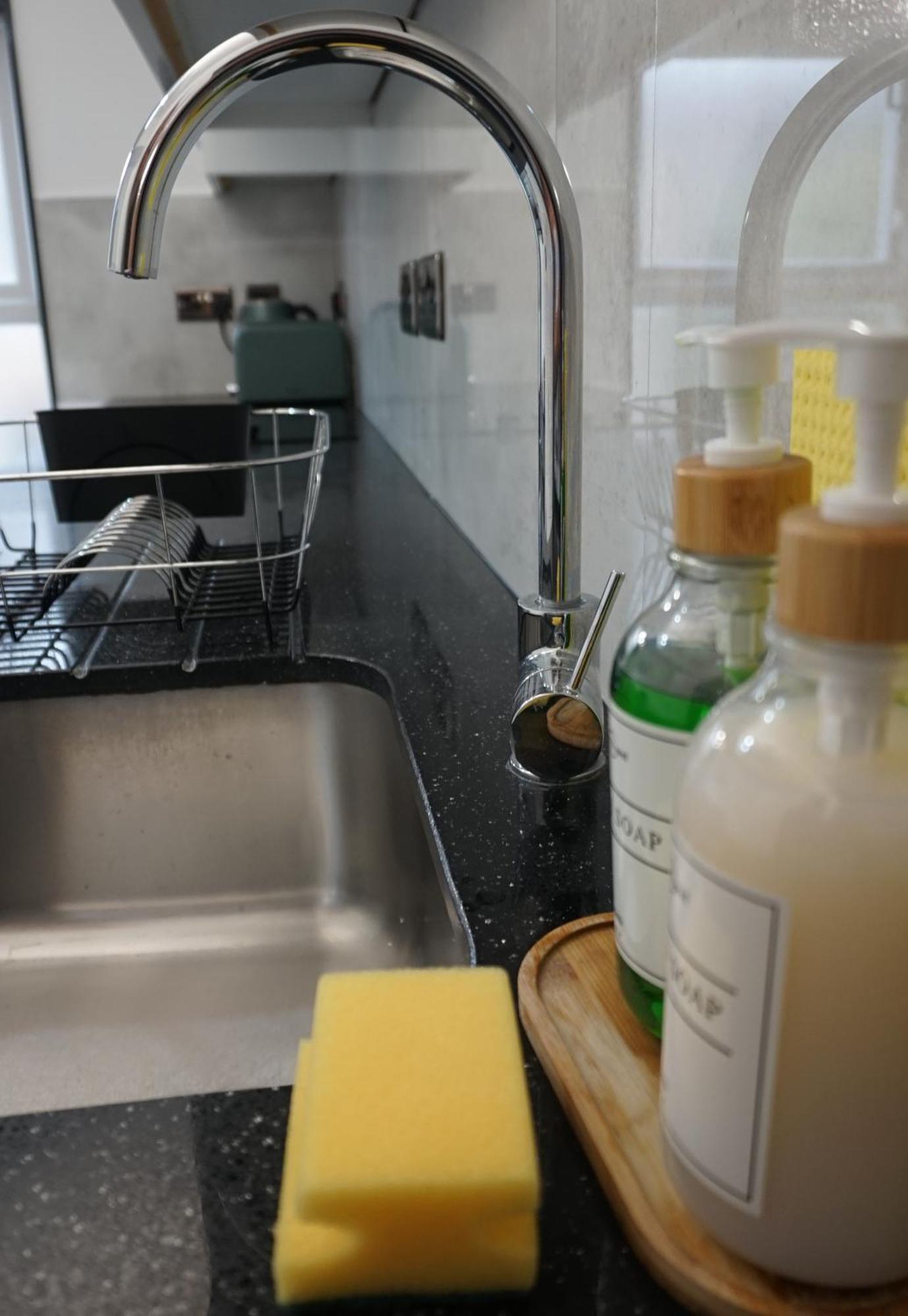 Beautiful London Home Sleeps 6, 2 Minutes To Metro エクステリア 写真