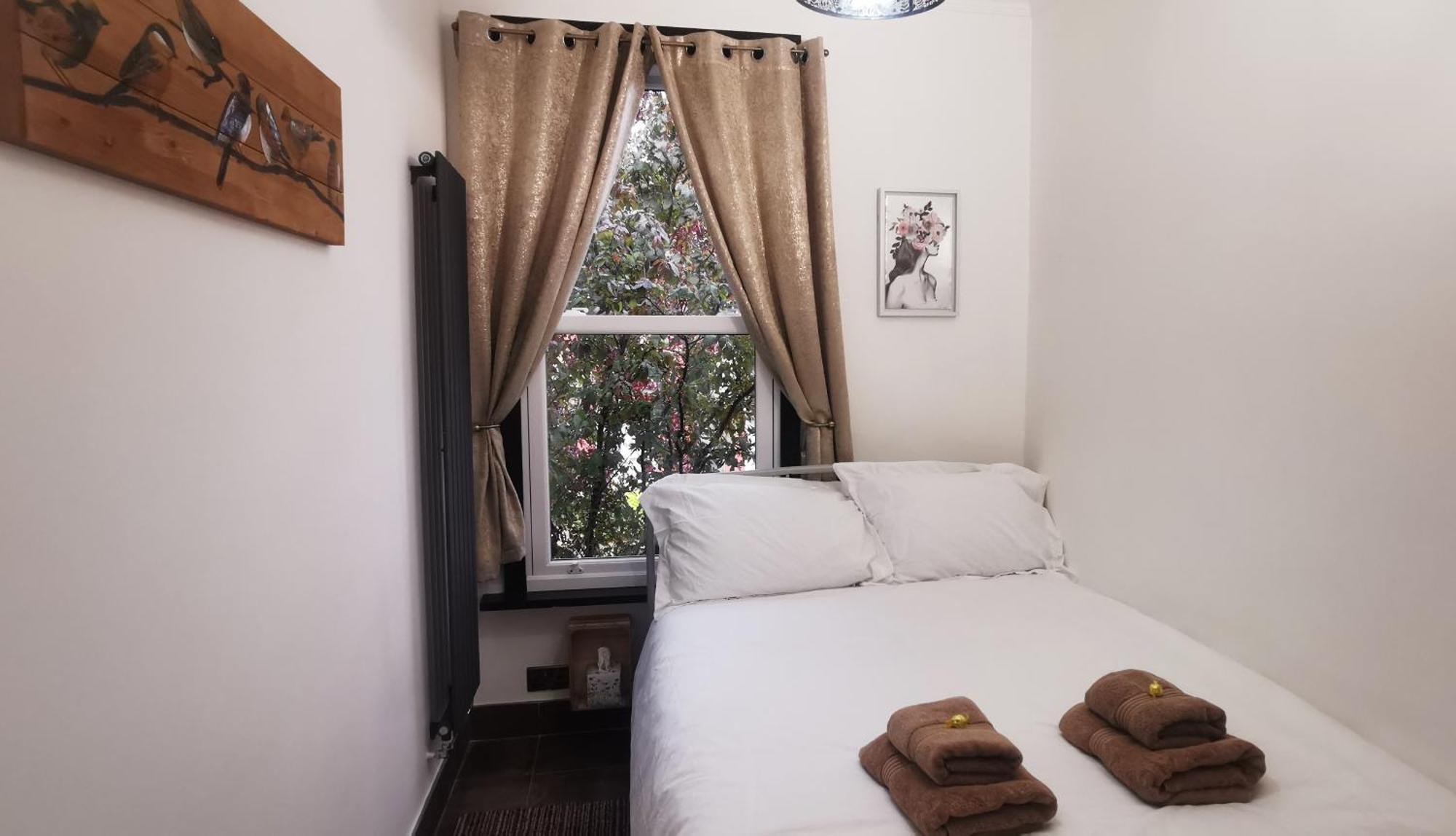 Beautiful London Home Sleeps 6, 2 Minutes To Metro エクステリア 写真